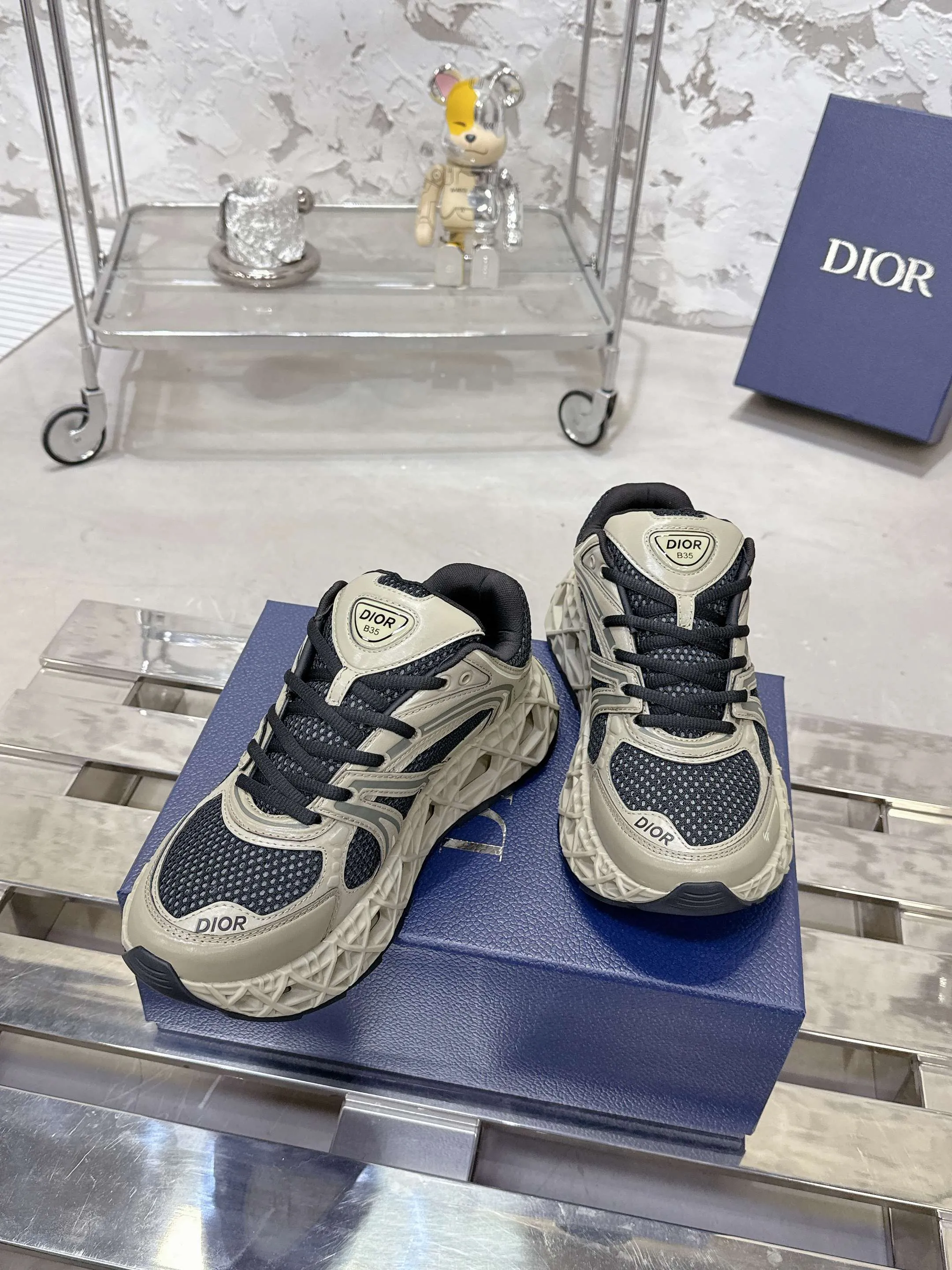 Factory price 780💰 Top version! ! ! Dior (B35) DIOR spring and summer men's wear show, the show was held at the Valle de Grasse School in Paris. Kim Jones drew inspiration from the works of South African artist Hylton Nel. The details of the shoes, clog soles and tribal elements, cleverly blended luxury craftsmanship and practicality, with fresh childishness and bright temperament, creating a new season hot spot. Dior KAWA Dior co-branded casual sports shoes reinterpret running shoes with Dior's high-end style. B35 is made of fine-textured leather and mesh fabric materials. It can be worn in all seasons, is comfortable and breathable, and has multiple lines on the shoe body to outline details. It has a full retro three-dimensional feel and can create a casual look all year round! Fabric: Cowhide/customized cloth material Lining: Imported breathable mesh Outsole: Original molded outsole Size: 39-46 (customized at 45.46)